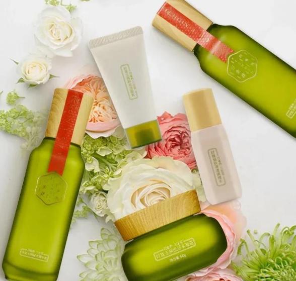 年轻女生保养皮肤的护肤品,年轻女孩该有的护肤方式