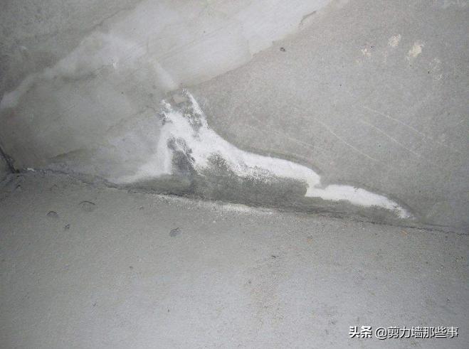 草酸对墙面泛碱有效果吗,抹灰墙面泛碱的原因及解决方法