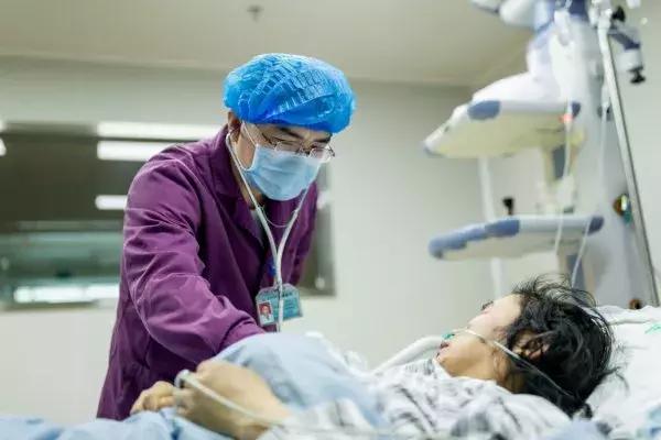 女子把果汁倒进输液瓶,鲜榨果汁静脉注射