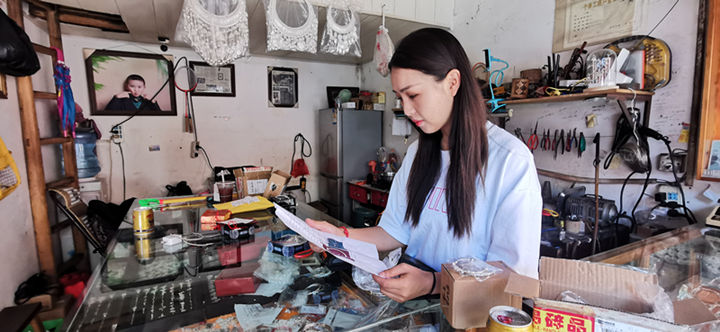 大学毕业后,她选择回乡做个手艺人!贵州这个银匠女孩“火”了