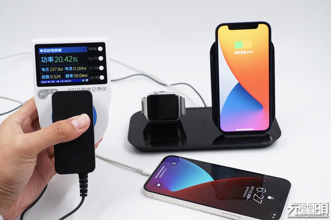 mophie二合一无线充电底座,mophie推出四合一无线充电器