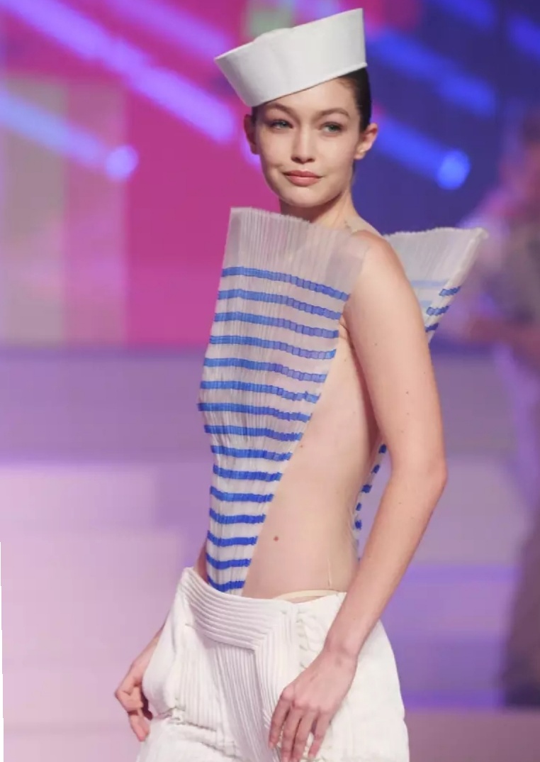 吉吉哈迪德惊艳的照片,吉吉哈迪德露脐装图片