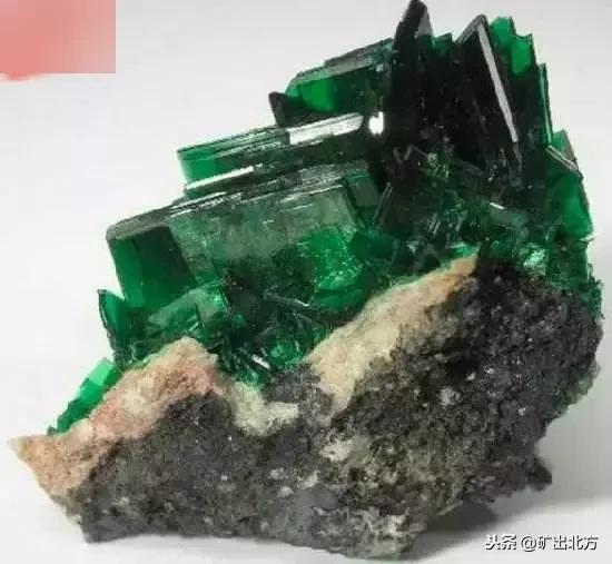 看到哪些标志要远离呢,看到这几种东西千万不要捡