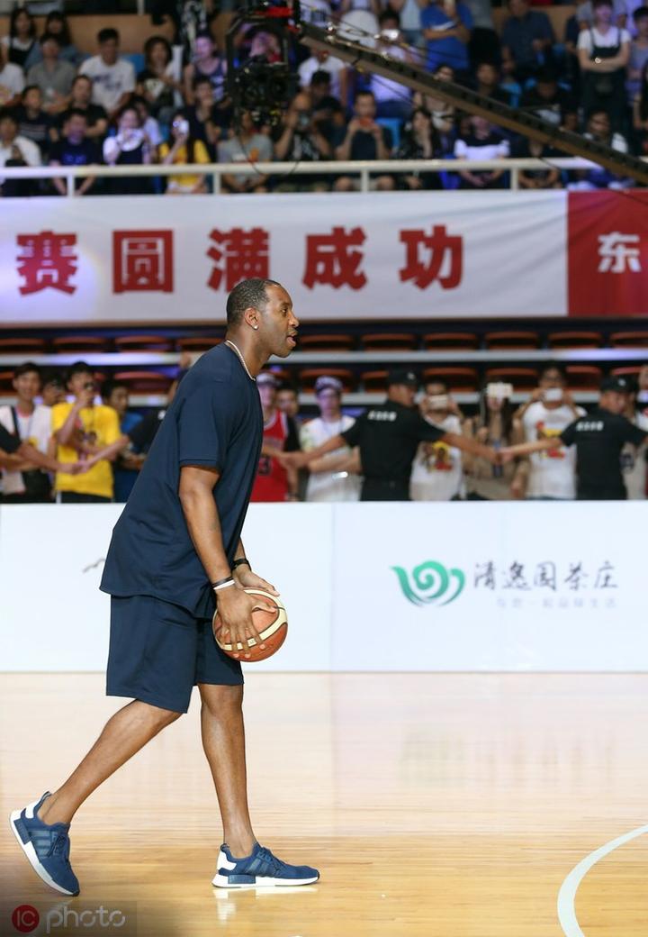 看c罗控球的小球员,c罗乔丹运动天赋对比