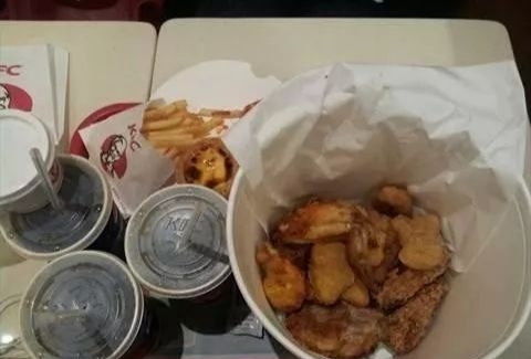 肯德基全家桶孤儿桶,美国肯德基全家桶对比中国