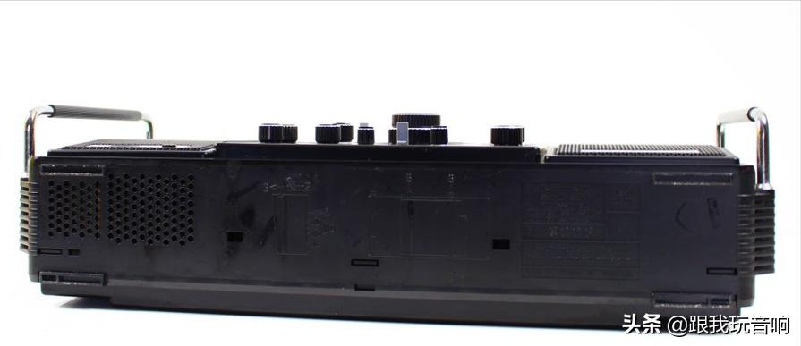 这是一款80年代根德公司推出的Satellit2400SL多波段便携式收音机