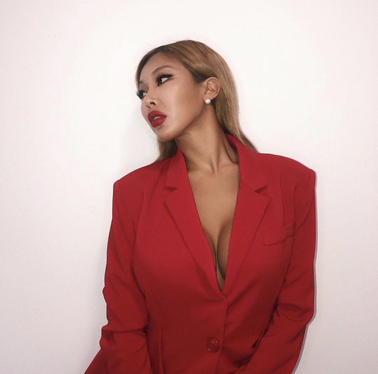 韩国性感歌手公开承认隆胸:我花自己的钱,凭什么不能露