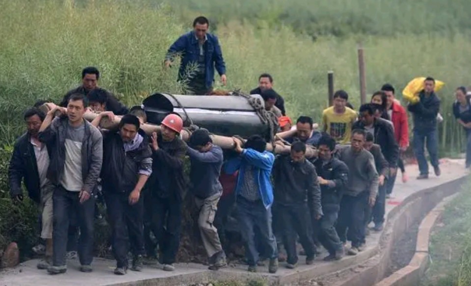 农村出殡为啥长子摔瓦盆,出殡摔瓦盆没碎对谁不好