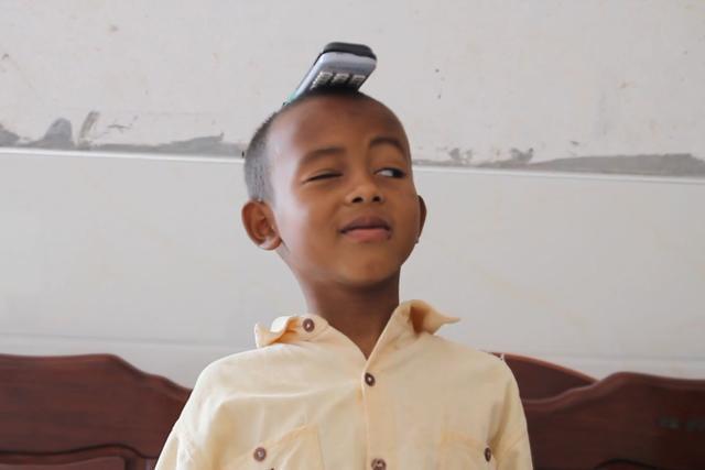 11年前,浙江农村奶奶收养了一个黑人小孩巴比,后来他怎么样了?