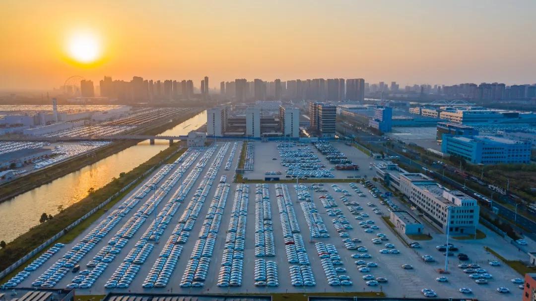 从一片荒芜到高楼林立,从一片泥泞到高楼耸立