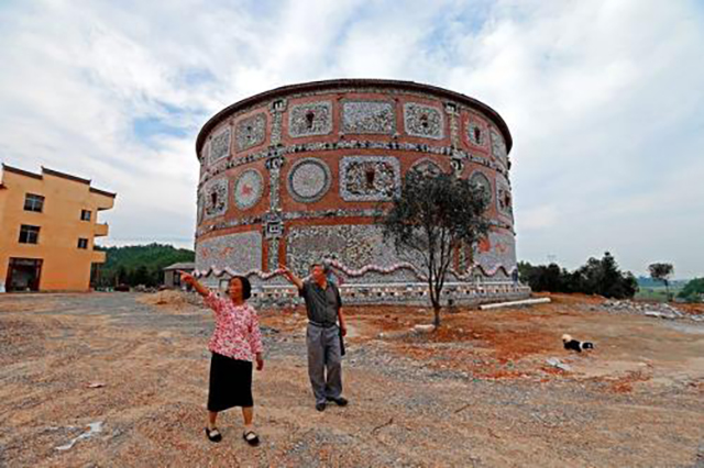 88岁老太徒手造千年瓷宫,80岁老太5年造瓷宫花费6000万