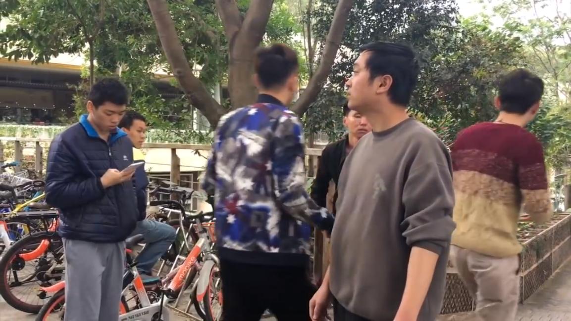 三和大神上一天玩三天，日结100吃4元的面，8块钱网吧包夜