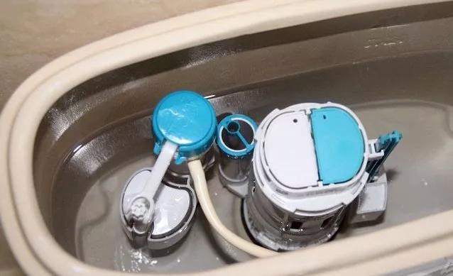 马桶水量小只能冲一次,马桶小冲水键按下去一箱水没了