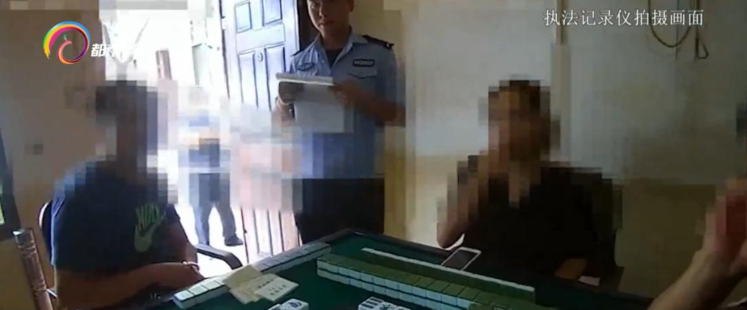 二十四个人分六桌在打麻将，用红黄蓝三种颜色的卡片代替现金赌博