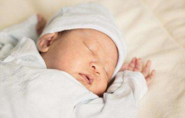 为什么新生儿抱着睡得香放下就醒,新生儿为什么抱着睡着一放下就哭
