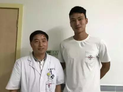 中超运动员受伤,足球黄嘉俊