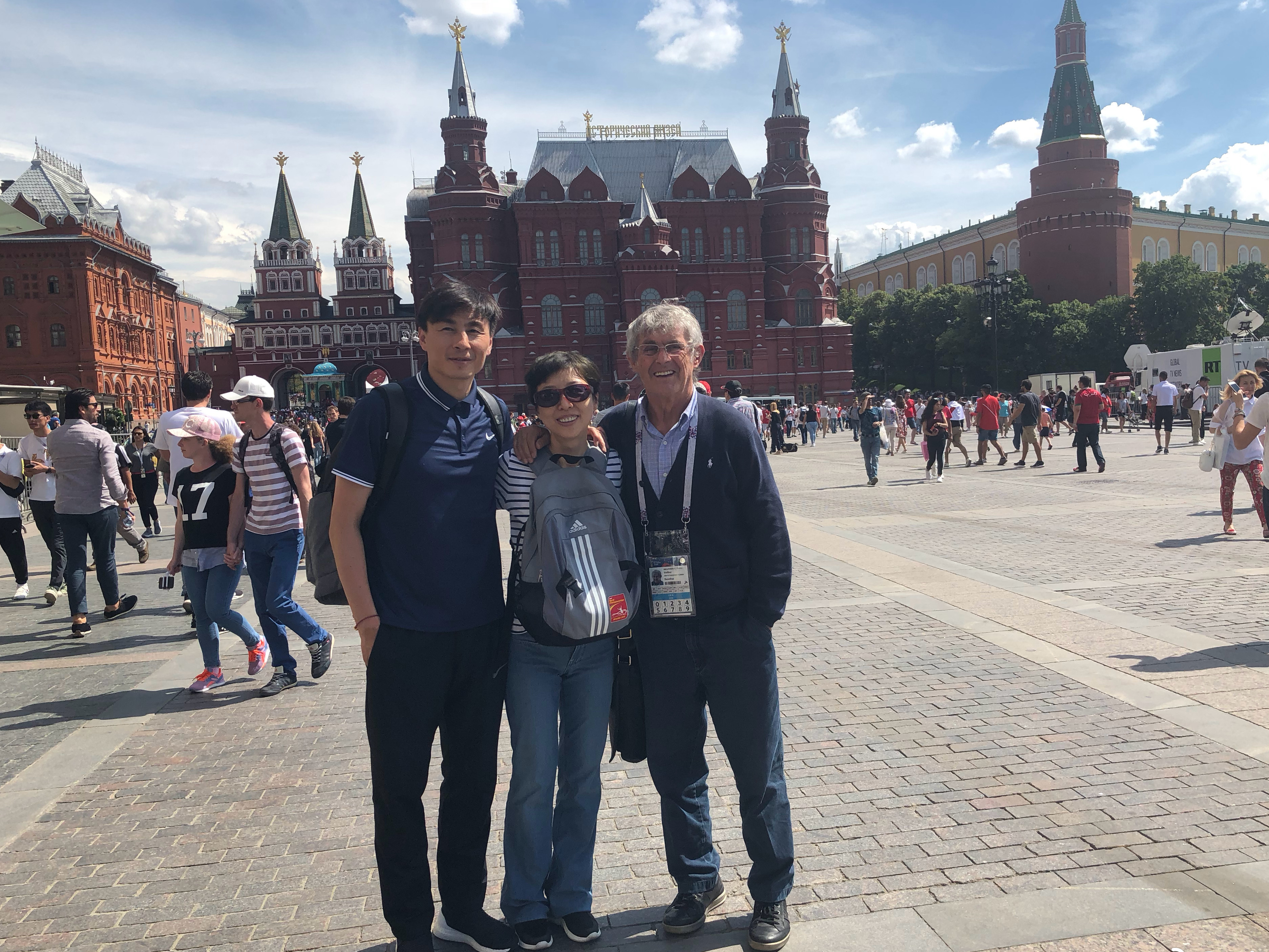 她曾是中国第一足球记者,与米卢关系密切,今再贴米卢合影少人看