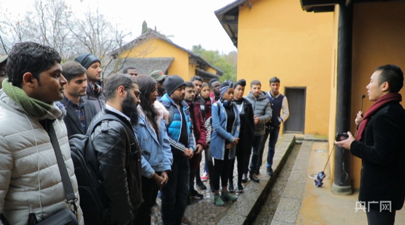 长征新青年,青年放弃高薪回国