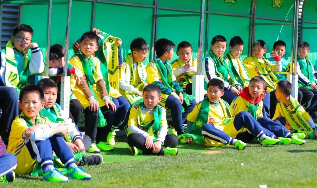 足球公益大使张玉宁,公益助力足球梦捐赠