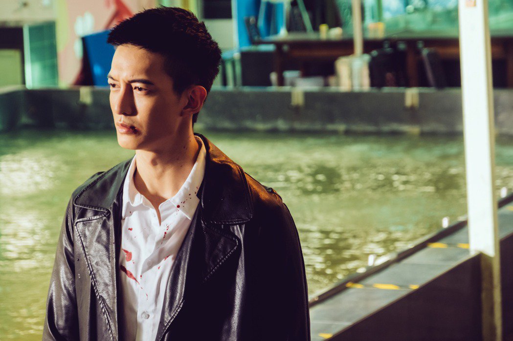 担心！32岁台剧男神王家梁高度近视患遗传性眼疾，不手术恐失明