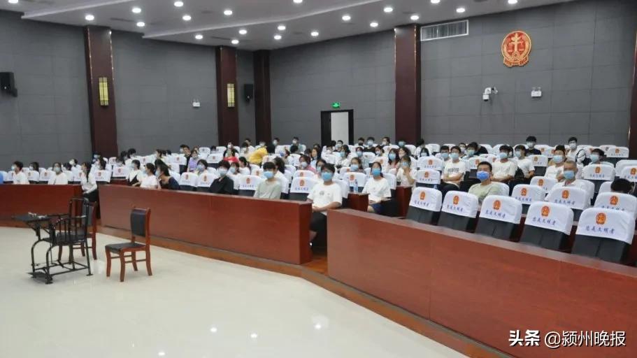 00后大学生刚进校门就找到发财之道，一审获刑4年零10个月，80名准大学生旁听，你觉得他亏吗？