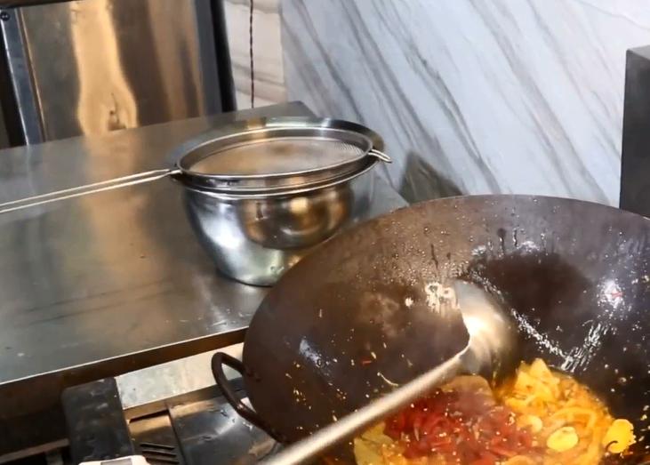 螺蛳粉汤底做法及配方红油,熬螺蛳粉的汤50斤水放多少盐