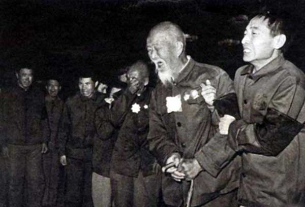 毛主席逝世揭秘：上将拿枪进入灵堂、外国政要悲伤、世界都在哀痛