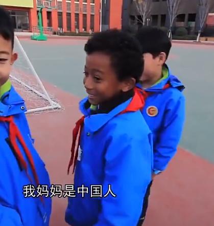 父亲非洲人,9岁混血男孩想为中国足球做贡献,媒体人:有梦想