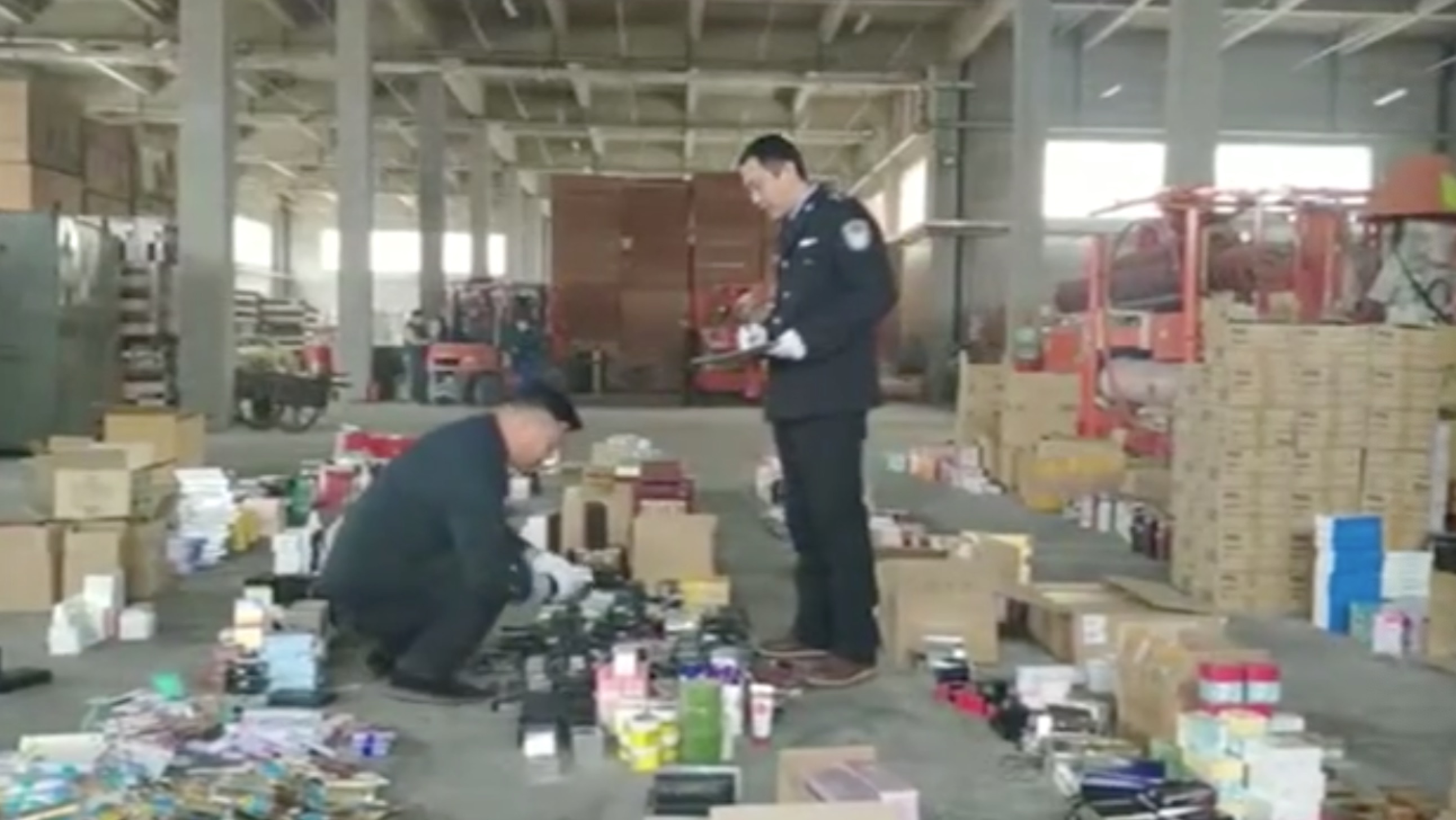 *私走**团伙长期雇佣代购从韩国将化妆品携带入境商品价值800万