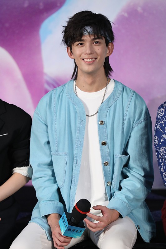 吴磊黑色卷发日常造型,吴磊发型同款