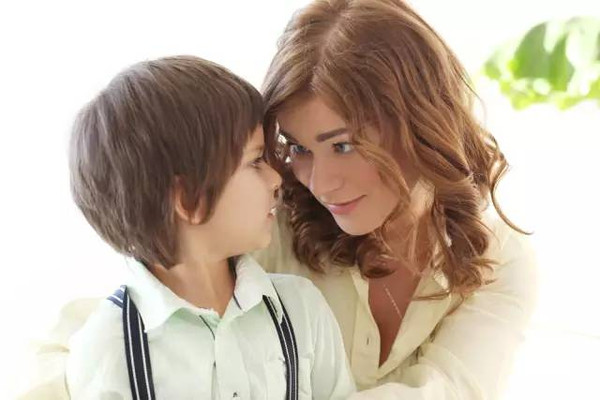 贵州千里背疯母上学,13年前千里背疯母上大学