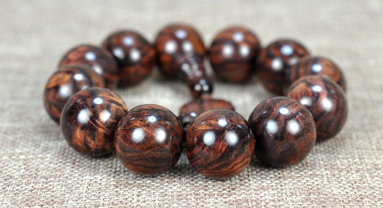 海南黄花梨手串盘玩变黑了怎么办,黄花梨手串盘多久才可以正常戴