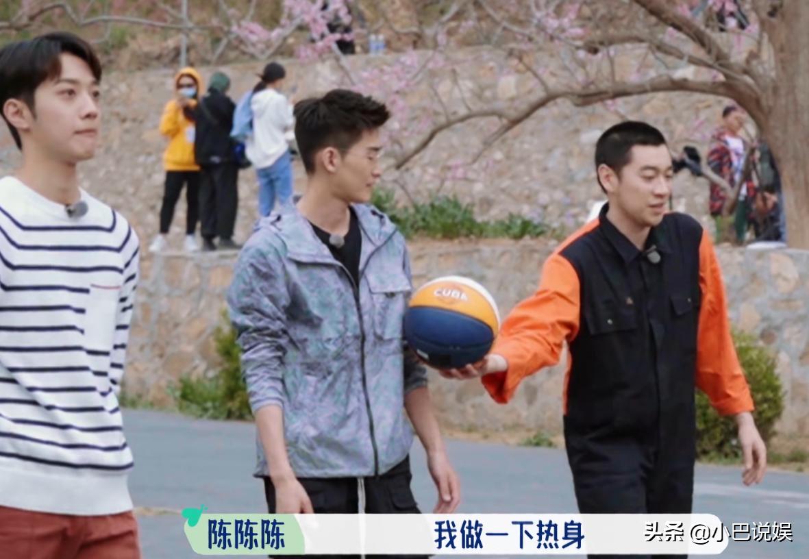 精致过头？桃花坞村长打篮球，热身活动让人等不及，剪指甲至于吗
