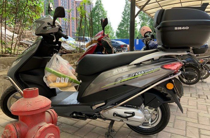 铃木uu125油表到红线还能跑多少,铃木uu125一年后动力声音测评