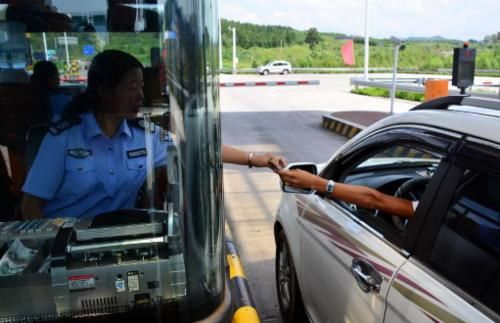 高速服务区睡一觉被罚200元,高速服务区睡一觉被罚1000块