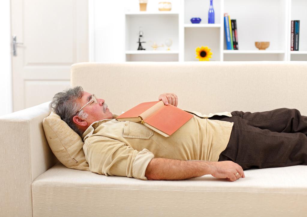 右眼局部视网膜劈裂要治疗吗,最近治疗视网膜劈裂的病例