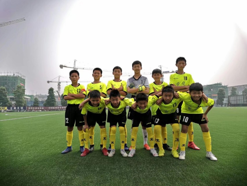 足球小伙踢球,足球小将盛源