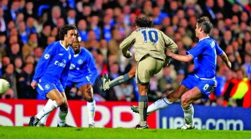 边翼卫的跑位和踢法,足球8人制边后卫和边翼卫区别