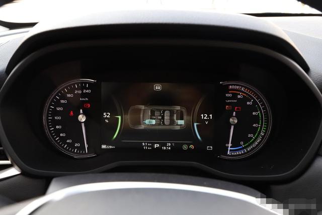 荣威ei5新款,荣威ei5智联版和豪华版有什么区别