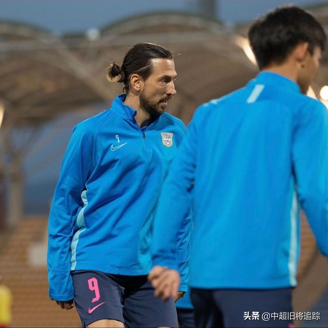 夺冠热门大逆转中超旧将梅开二度,14年的坚持33岁的他迎来中超首秀