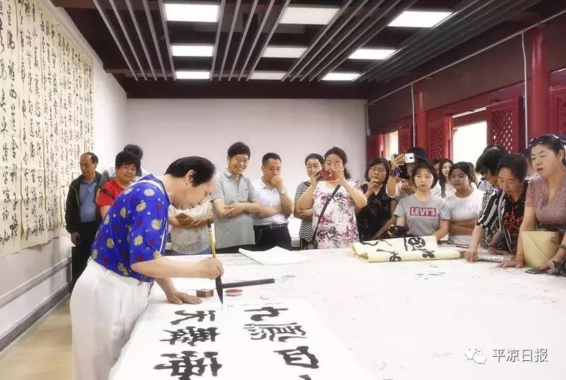 送书法进校园文化馆著名书法家林中阳来平交流