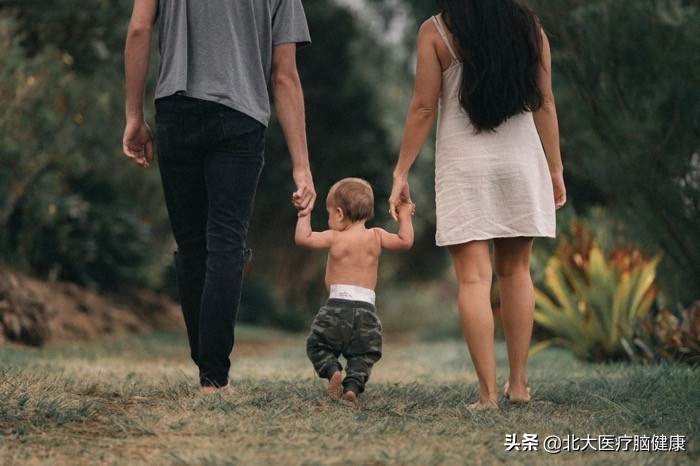 孤独症儿童性格很犟怎么纠正,孩子孤独症老是发脾气该怎么去哄