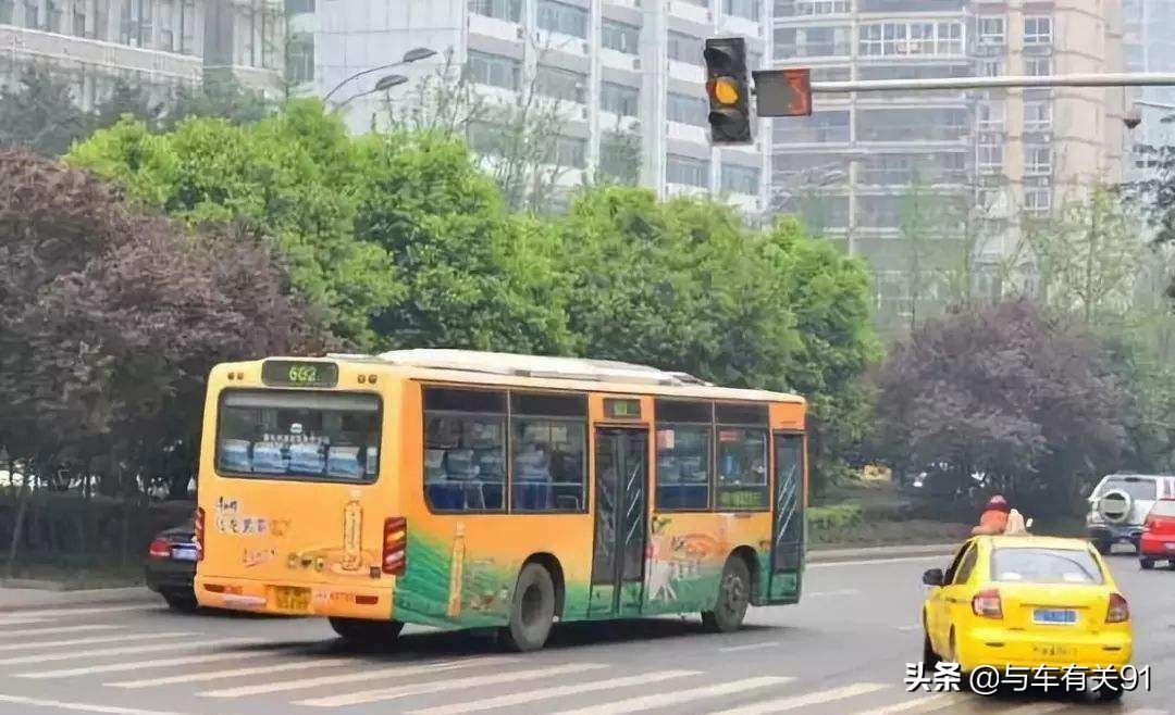 交通灯黄灯驶入停止线可以通行吗,信号灯变红车已经到路中间了