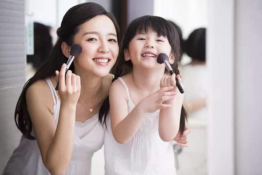 4岁宝宝偷用妈妈化妆品,小孩偷用妈妈的化妆品