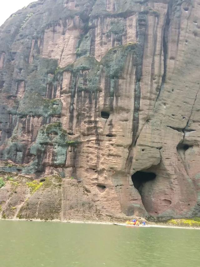 一个让人流连忘返的地方,山清水秀,只需要坐在河边发呆就行。