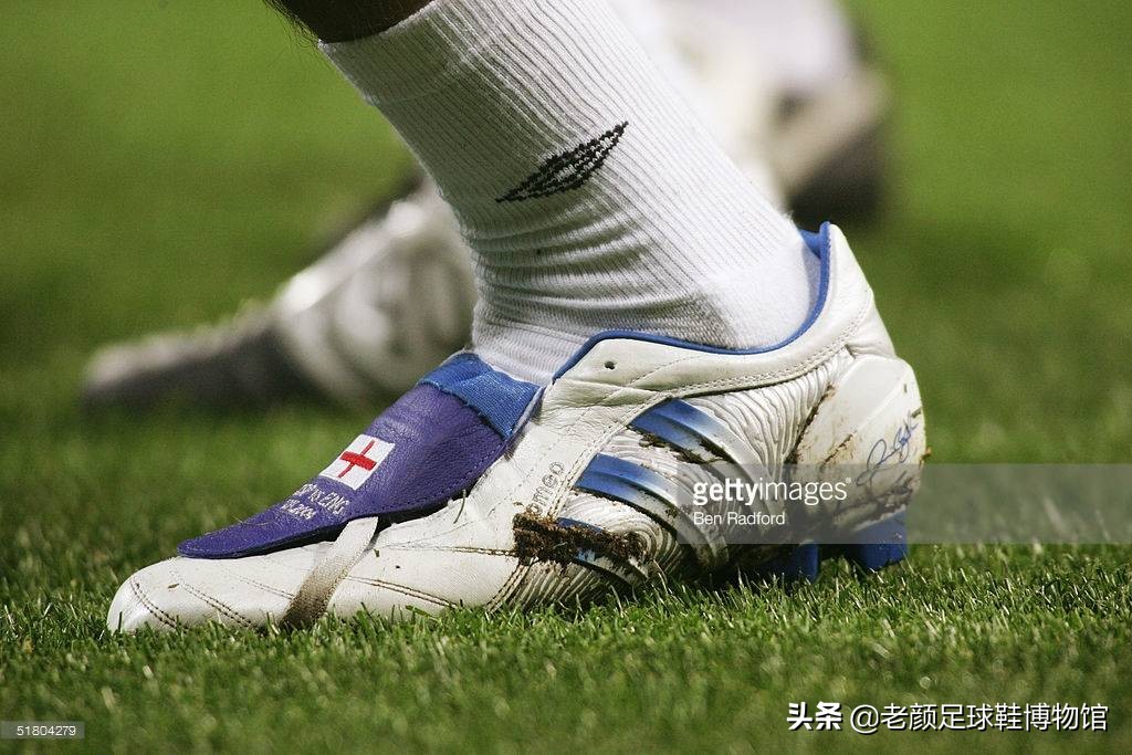 足球鞋应该买合脚的还是大一点的,如何选择合脚足球鞋