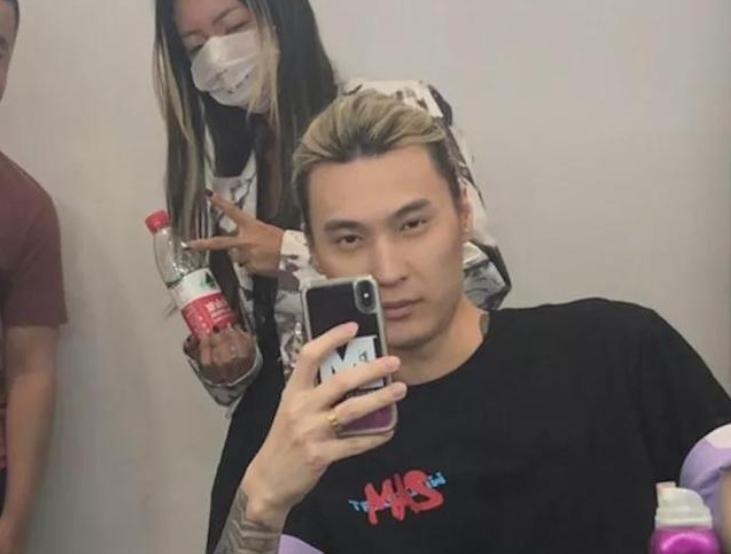 被错认成李小璐绯闻男友,说唱歌手TY携妻在线辟谣,网友被逗笑了