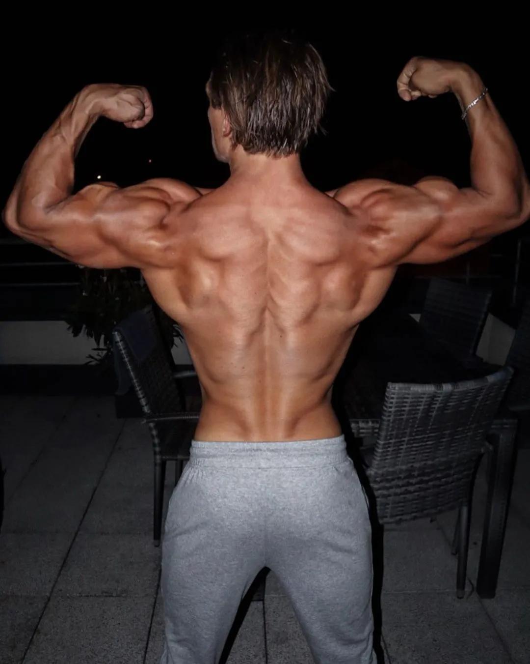 90后奶爸搞怪哄娃,肌肉奶爸带娃路人反应