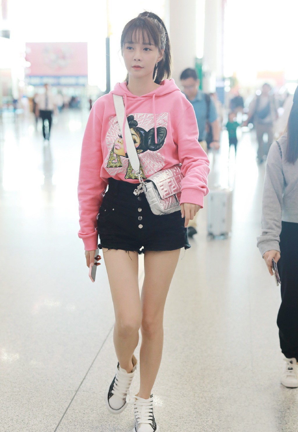 沈梦辰穿短款上衣秀小蛮腰,沈梦辰穿粉色外套配破洞牛仔裤