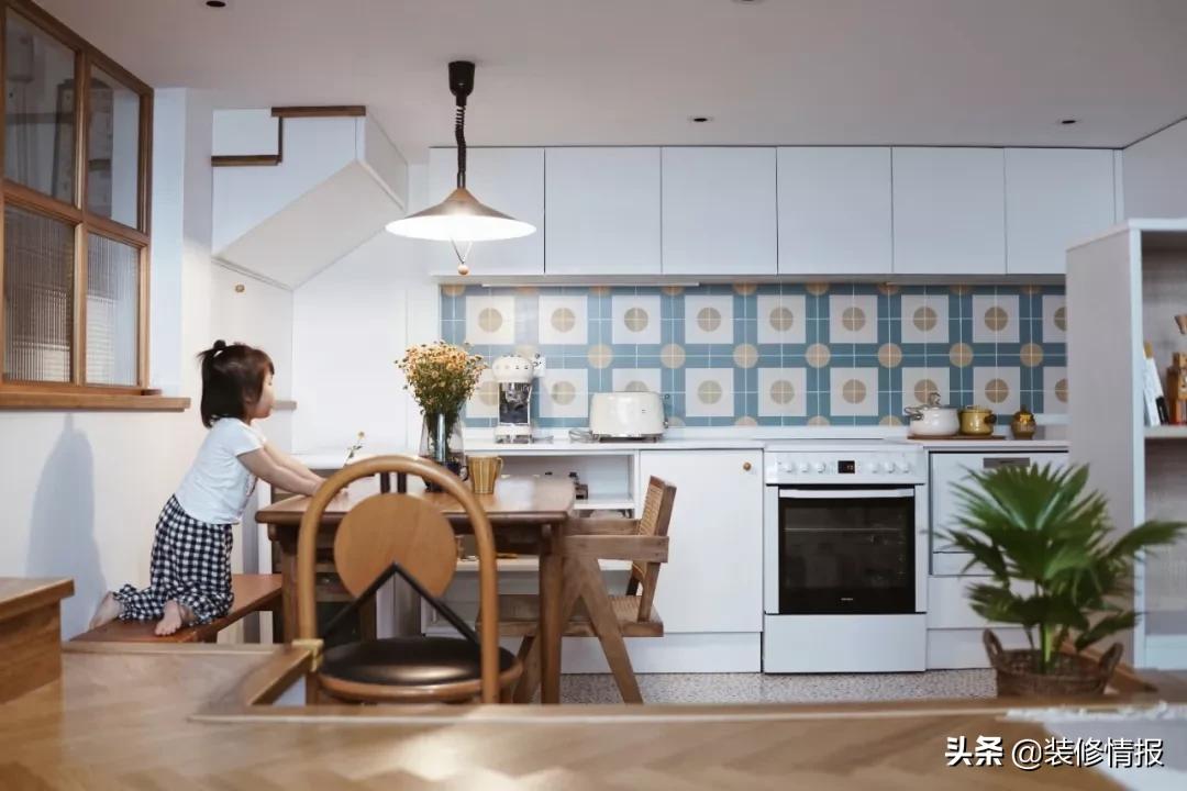 她买下32㎡上海老旧学区房,为女儿打造小桃园还有20㎡舒适大庭院